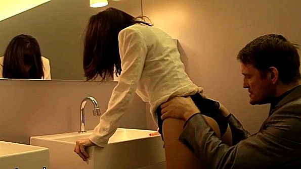 Милфа в чулках вертит голой попкой перед фотокамерой