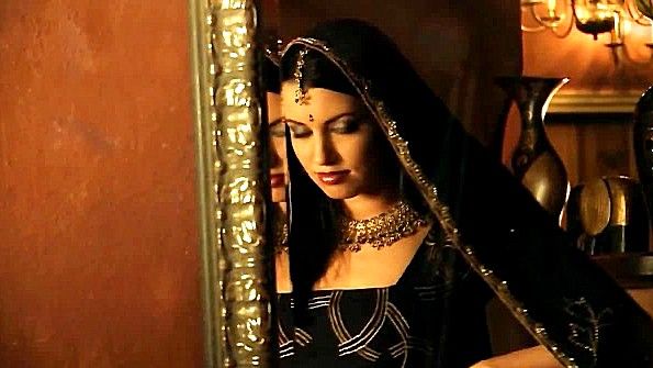 Азиатская взрослая женщина бесстыдно мастурбирует перед объективом фотокамеры