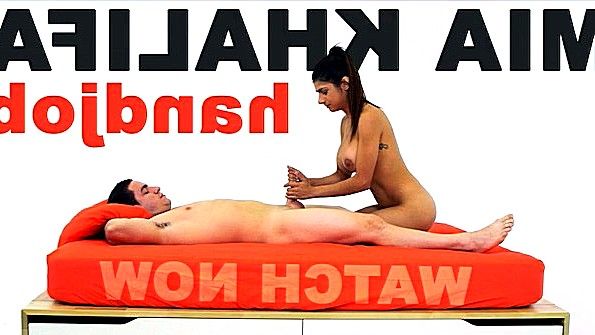 Двое парней спят вместе с красоткой в ​​грубом режиме