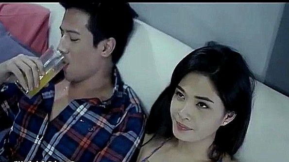 Даму в нижнем белье поставили на четвереньки и спали вместе, начиная с ягодиц