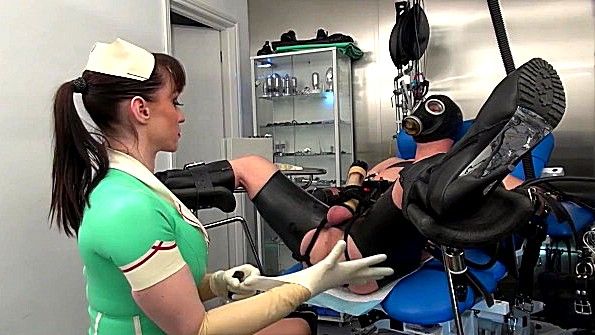 Жесткий секс втроем с красотками в постели