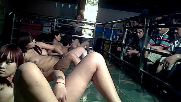 Она надела сложный страпон и спала с ним со своей подругой