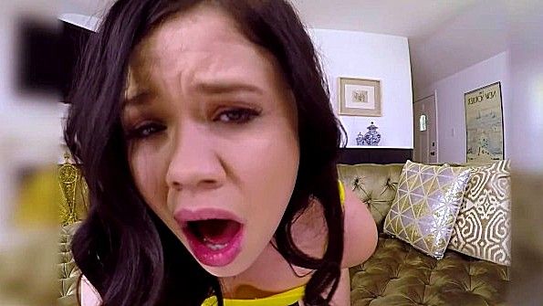 Рыжеволосая замужняя женщина активно трахается перед своим мужем