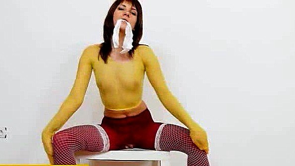 Очень приблизительно сжимает резиновую лапу своего раба и его мяч