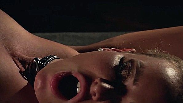 Азиатская шлюха спит вместе со своим любовником