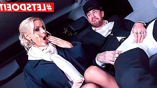 Она устроила драму со своей пиздой с помощью пальца и кончила от страсти