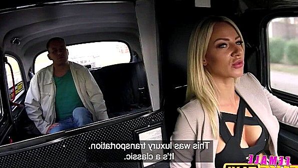 Пышногрудая взрослая женщина в нижнем белье и чулках трахает мужчину