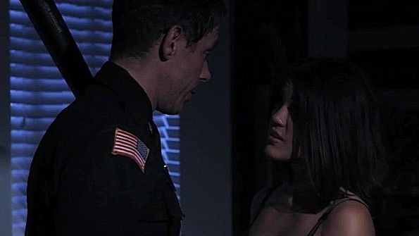 Грудастая неряха не может спать вместе из-за чернокожего парня