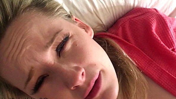 Два воина пытаются грубо ласкать пизду