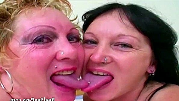 Она заинтригована тем, что мужчина поднимает резиновый сапог и начинает трахаться с ним