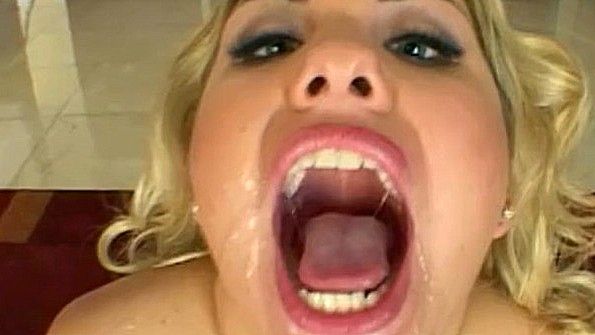 Молодая блондинка готова устроить отличный минет