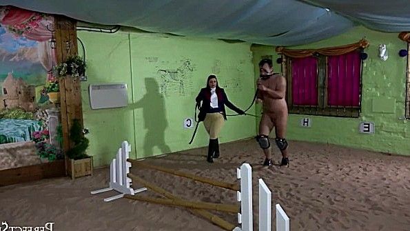 Рыжеволосая дама плавает и погружается под воду