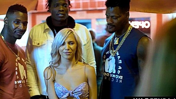 Он лижет женскую попку и сильно пачкает ее сперму