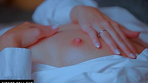 Сучка в костюме супергероя получает сперматозоид в свою пизду