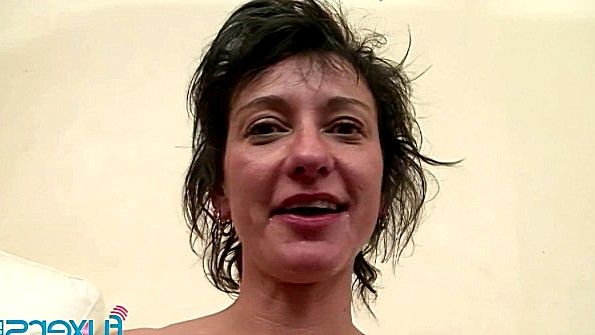 Возбужденная азиатская женщина затащила парня в постель