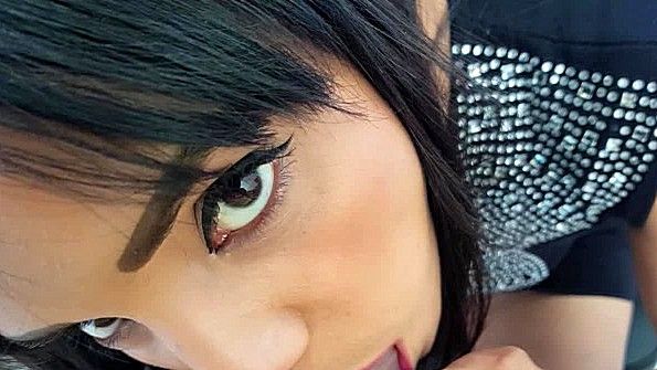 Он дразнит свою девушку и предлагает ей заняться сексом с богатым человеком