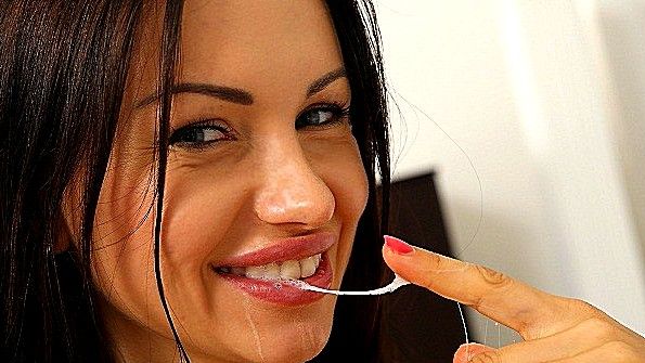 Две красотки трахаются перед зеркалом и в постели