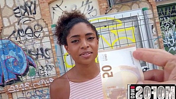 Великолепная взрослая самка американского индейца бурно кончает от собственной ласки