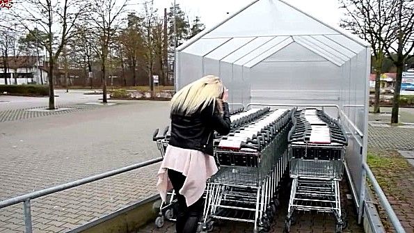 Две юные проститутки принуждают старика к сексу