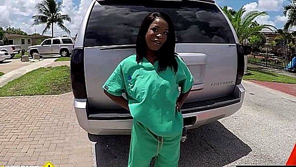 Тай неряха, которой трудно спать вместе с парнем