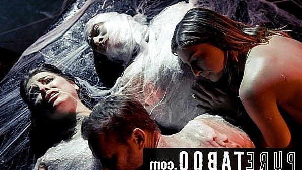 Худая леди с удовольствием оседлала парня