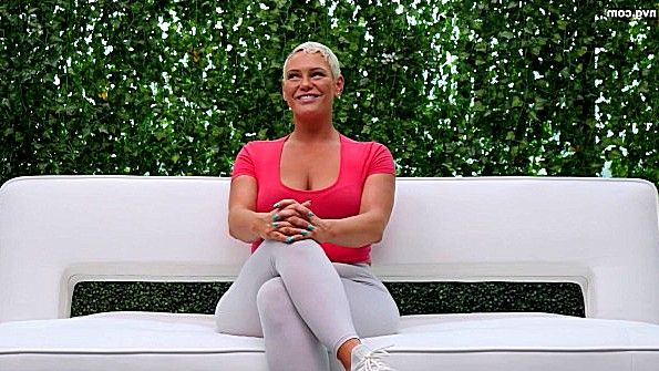 Чернокожий мужчина заставляет мужчину трахать его замужнюю женщину