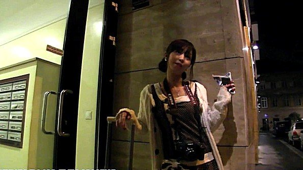 Она приковывает парня цепью к табличному массиву и ездит на его сыче