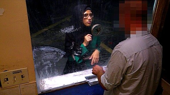 Активная взрослая женщина затаскивает мужчину в постель для секса