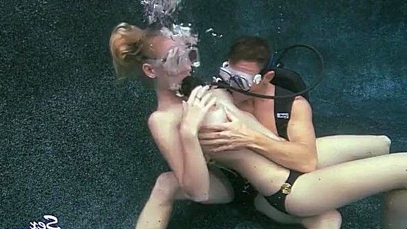 Красивый телохранитель умело ублажает мужскую половинку