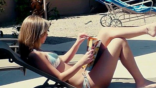 Две богатые девушки развлекаются в постели с парнем, пока не придут в восторг