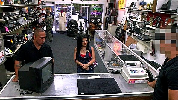 Фигуристая зрелая красавица с натуральной грудью в гипсе