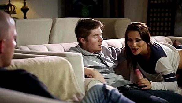 Она трахается с парнем и снимает это на фотокамеру для своего мужа