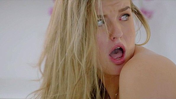 Малышка рада, что в ее мокрой пизде глубоко застрял член