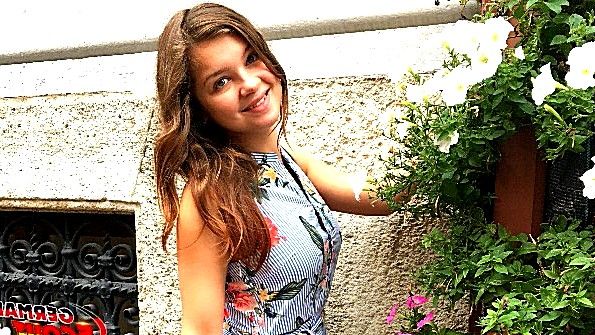 Она мастурбирует и спешит сделать парню отличный минет