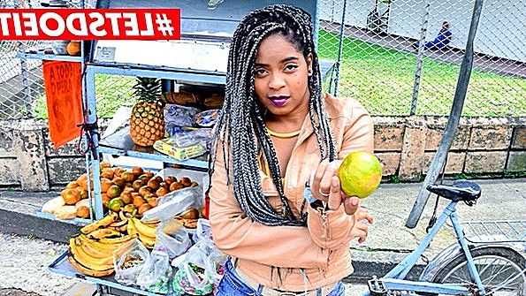 Она села на колени перед парнем и стала сосать его член