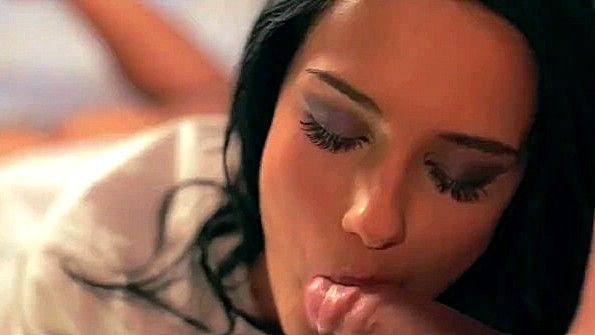 Танцовщица раздевается во время репетиции