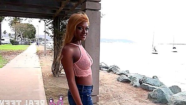 Преподавательница чернокожих языков рада предложить себя ученику