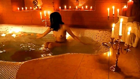 Красотки в бикини спят вместе с мужчиной