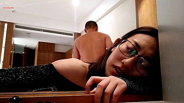 Развратная девушка предлагает парню заняться сексом