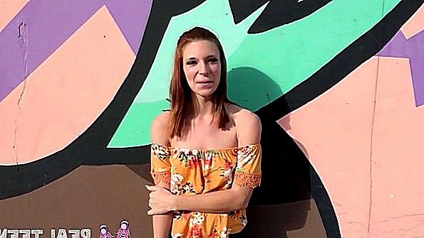 Она отсосала парню член и начала интенсивно дрочить его член