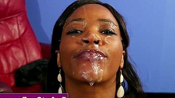 Толстая взрослая женщина хочет довести себя до экстаза с помощью крутого вибратора