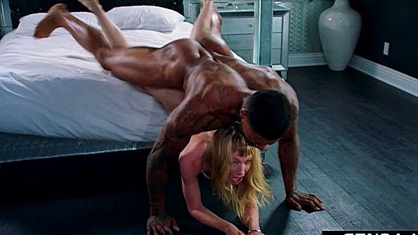 Парень с радостью трахает рыжеволосую шлюху до безумия