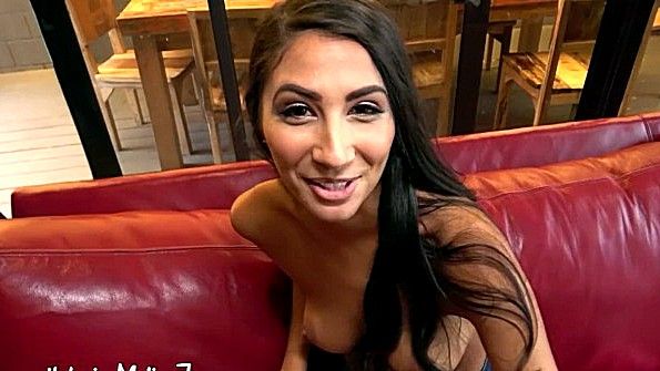 Татуированная шлюха спит вместе примерно в заднице