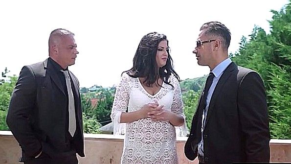 Девочка-мисс была отнесена к богатому человеку после сосания члена