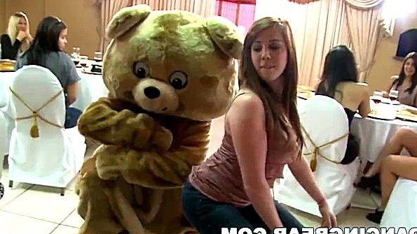 Великолепная брюнетка в поясе и чулках отдаётся в задницу