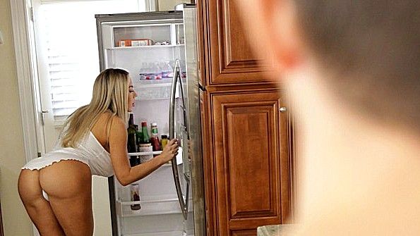 Азиатка сосёт несколько членов и спит вместе