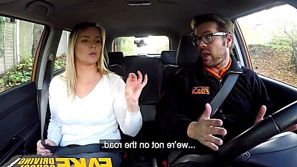 Сучка трахает себя дилдо и хорошо сосёт член