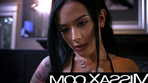 Родительница и дочь вместе истязают парня в постели