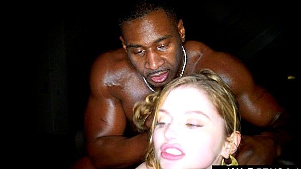 Мать восхищается сыщиком своего сына и приступает к сексу