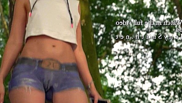 Мулатка снимает с себя одежду и начинает дрочить, снимая с себя кеды